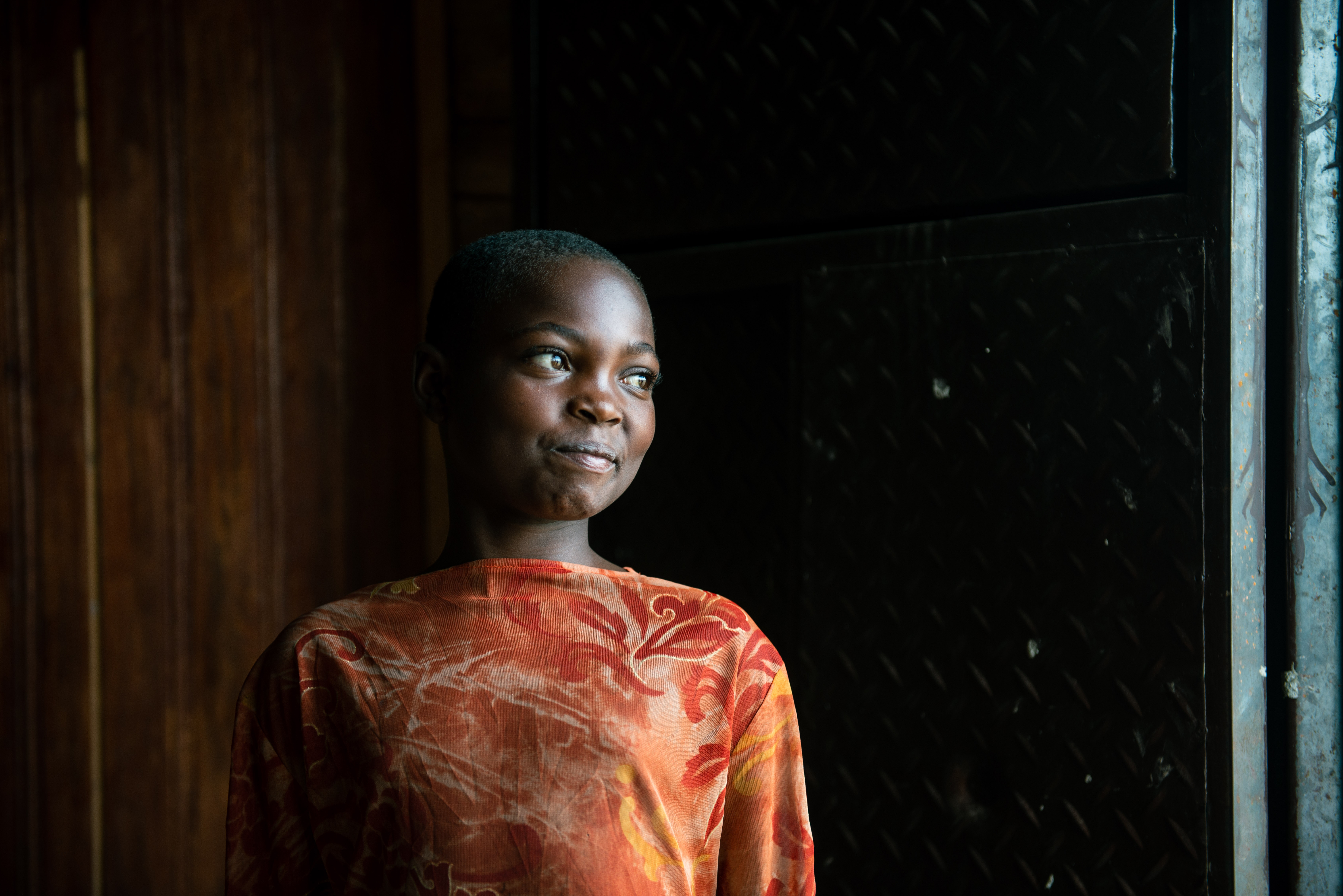 Elleve år gamle Solange ble skilt fra familien sin da de flyktet fra sammenstøtene i landsbyen der de bodde. For tiden blir hun tatt hånd om ved UPDECO-senteret, støttet av UNICEF, som en del av omsorgen for barn som er berørt av væpnede konflikter i Rutshuru i Den demokratiske republikken Kongo. Foto: UNICEF/UN0685626/Bashizi.